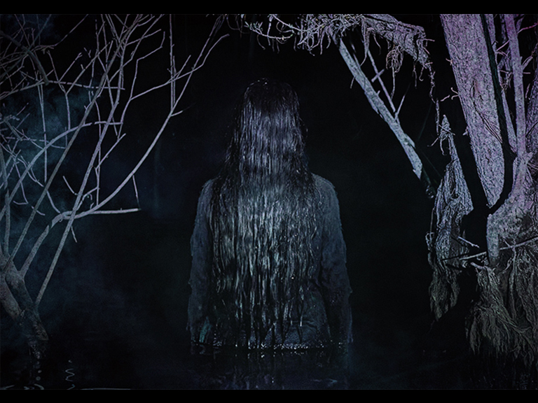 살목지 스틸컷 — 저수지 배경의 긴장감 있는 장면